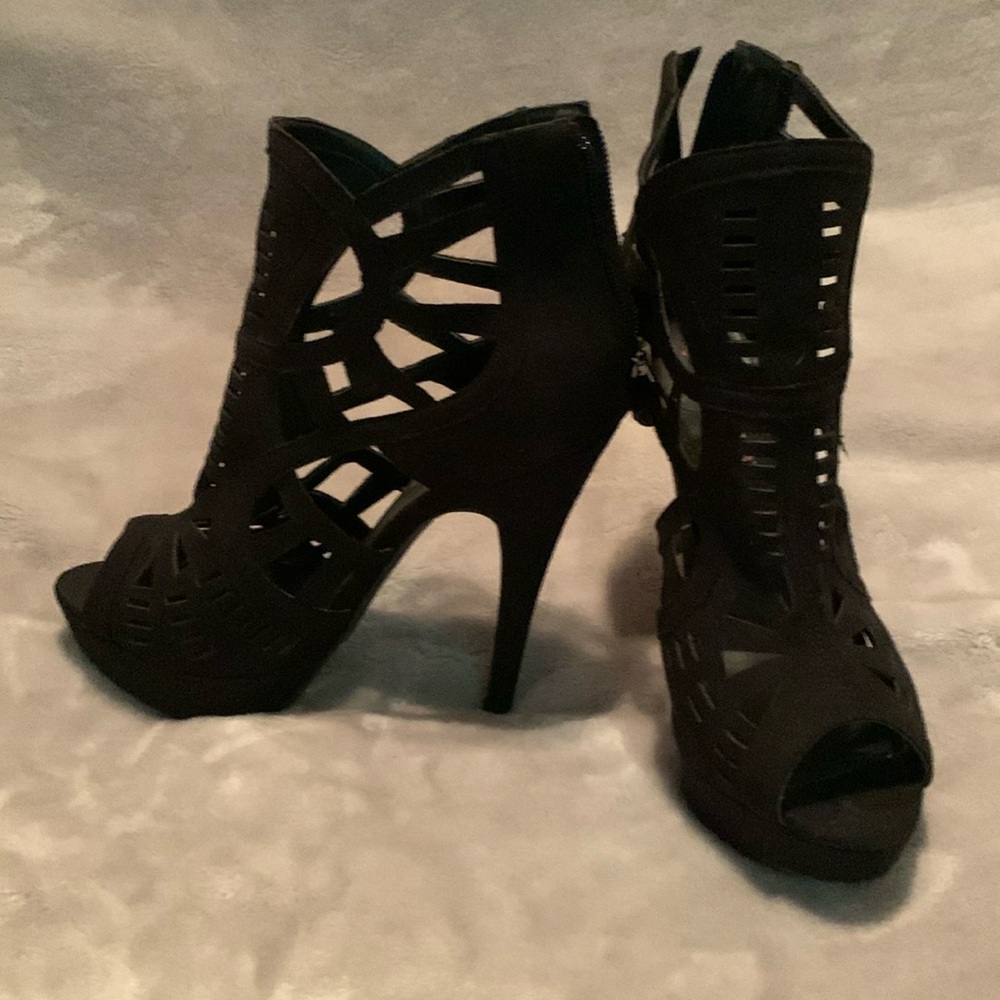 Color: Black
Brand: JustFab
Size: 7